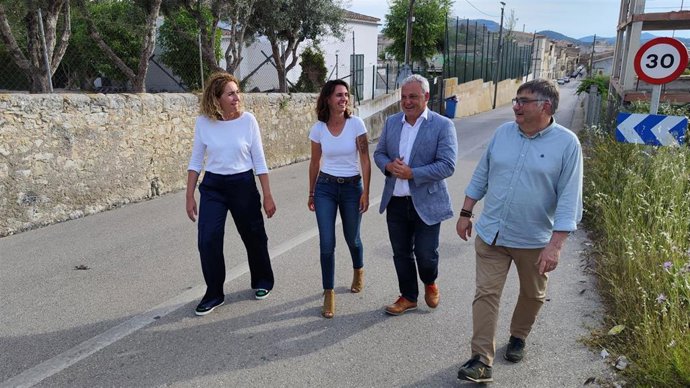 El candidato de MÉS per Mallorca a la presidencia del Consell, Jaume Alzamora, en una visita a Monturi, acompañado de la candidata a la alcaldía del municipio, Paula M. Amengual