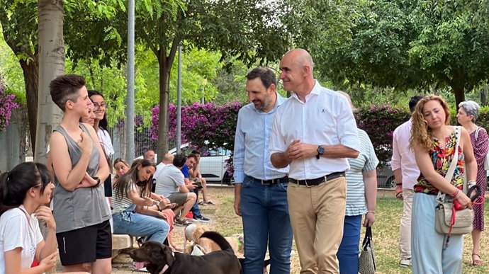 El alcalde de Sevilla y candidato del PSOE en las elecciones del 28 de mayo, Antonio Muñoz, plantea una batería de propuestas para la protección y el bienestar animal.