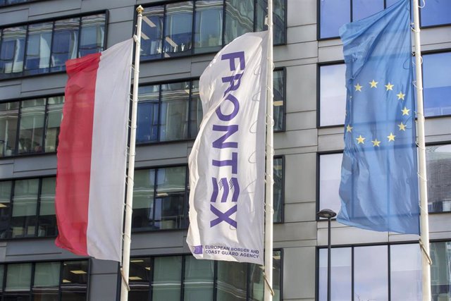 Archivo - Bandera de Polonia junto al logo de Frontex y la bandera de la UE