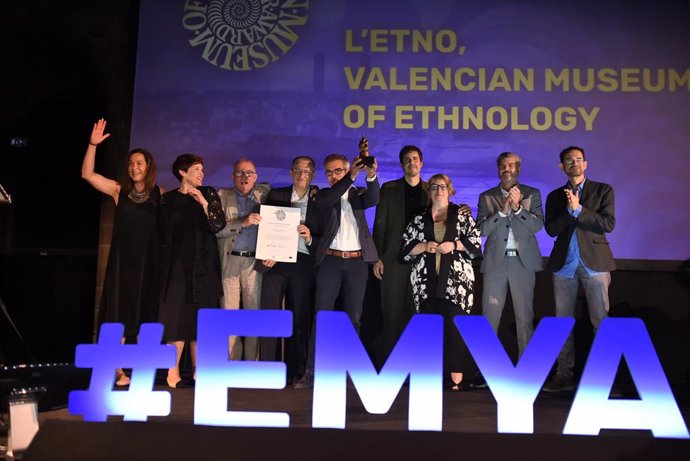 Un equip del museu valenci d'etnologia Etno de Valncia recull el Premi Emya al Millor Museu Europeu de l'Any