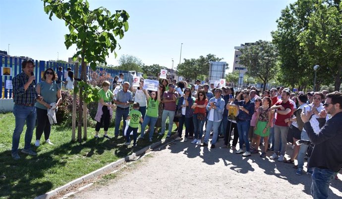 Unos 300 padres se manifiestan en el colegio Yvonne Blake de Fuenlabrada tras finalizar el encierro del fin de semana