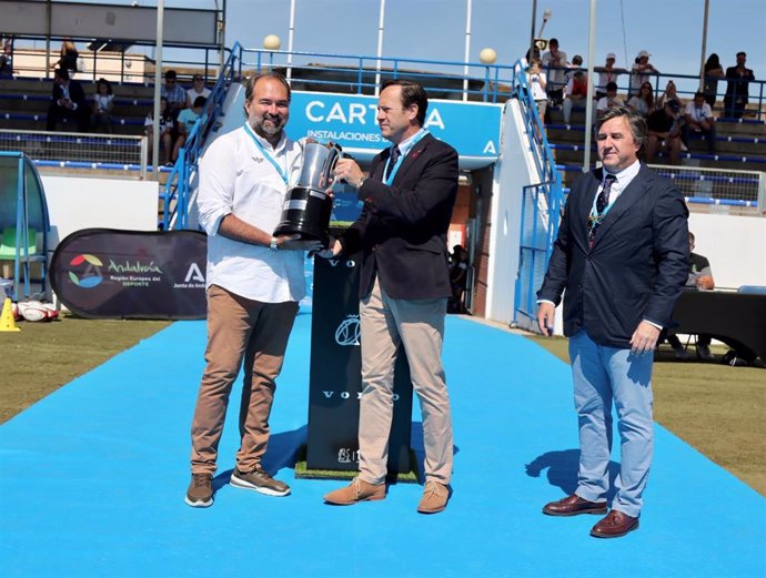 Marco Caruz, directivo del Real Ciencias Rugby; el presidente de la Federación Española de Rugby, Juan Carlos Martín 'Hansen'; y Antonio Márquez, presidente de Les Abelles