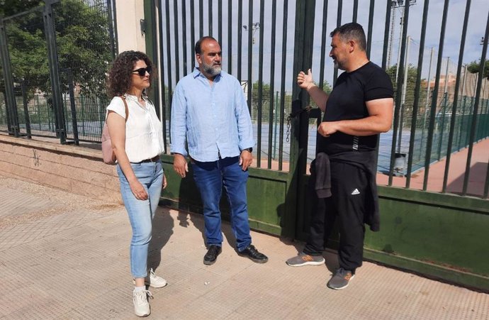 La candidata número siete de Granada Unida, Rosaura Martínez, el candidato a la Alcaldía, Paco Puentedura, y el integrante de Verdes Equo Granada y de la Ejecutiva andaluza de Verdes Equo, Manuel Rodríguez Peula.