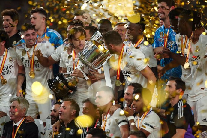 Players of Real Madrid celebrates with the Trophy during the spanish cup, Copa del Rey, Final football match played between Real Madrid and CA Osasuna at Estadio de la Cartuja on May 06, 2023, in Sevilla, Spain.