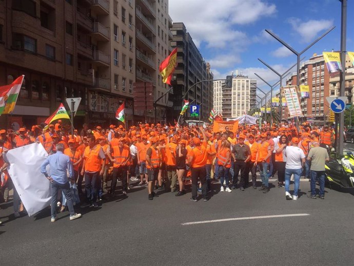 Manifestación de cazadores por las calles de Logroño