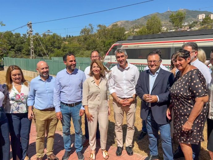 La ministra de Vivienda, Raquel Sánchez, en el municipio malagueño de Benalmádena, junto al secretario general del PSOE de Málaga, Daniel Pérez, y al candidato socialista a la Alcaldía, Víctor Navas, entre otros.