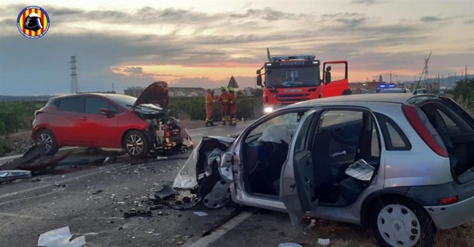 Dos heridas tras el choque frontal de dos turismos en la CV-304 entre Vinalesa y Meliana