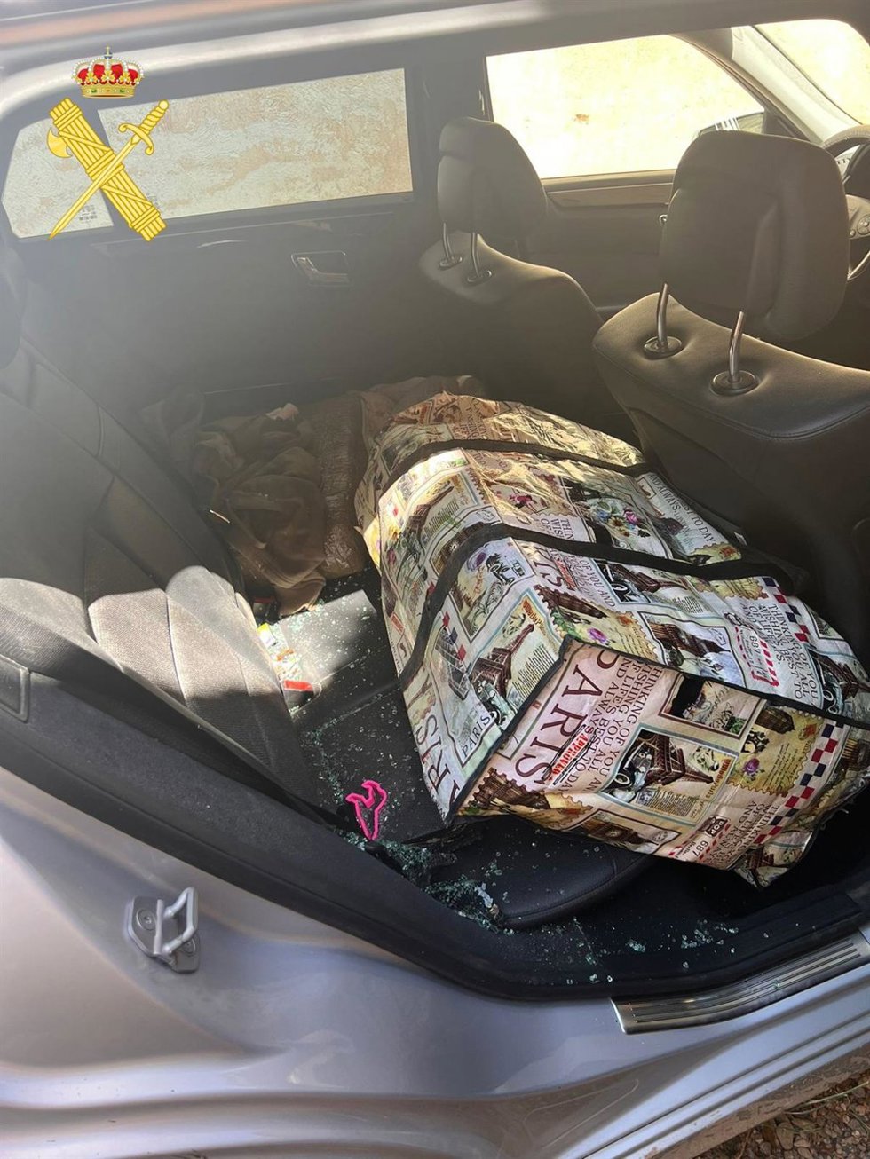 Droga incautada en un control antidroga de la Guardia Civil en Atarfe