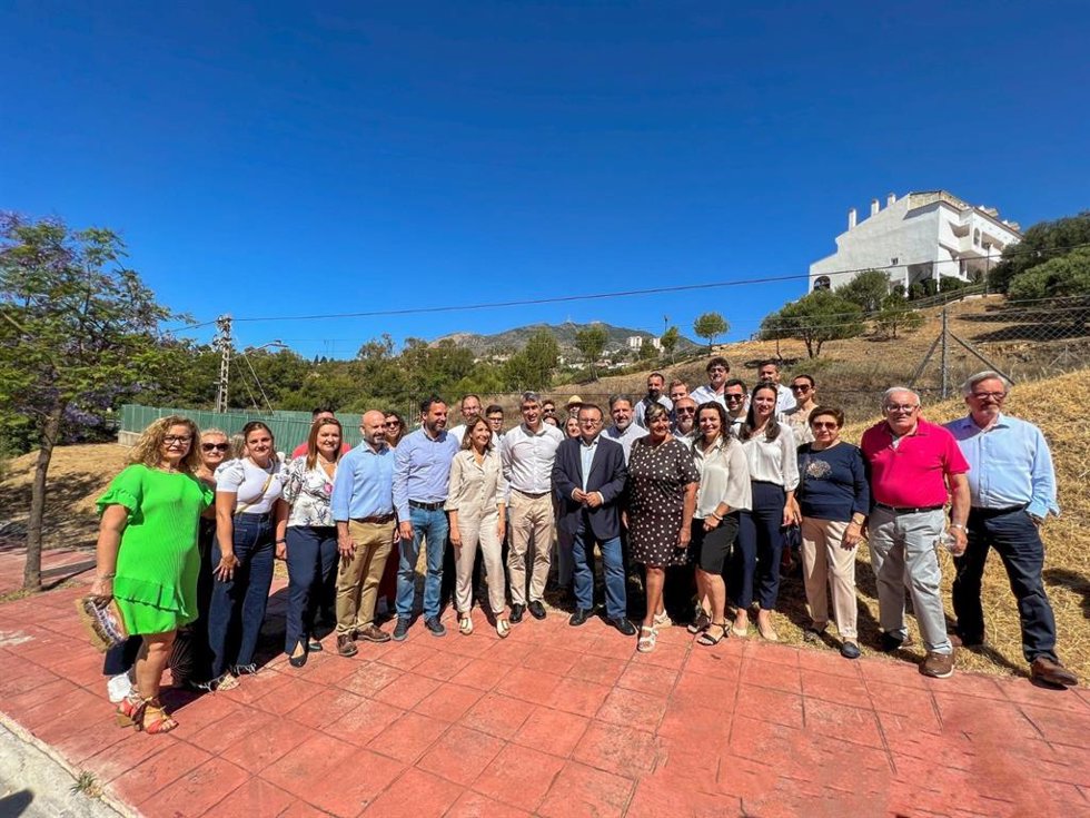 La ministra de Vivienda, Raquel Sánchez,  junto al secretario general del PSOE de Málaga, Daniel Pérez, y al candidato socialista a la alcaldía, Víctor Navas,en Benalmádena