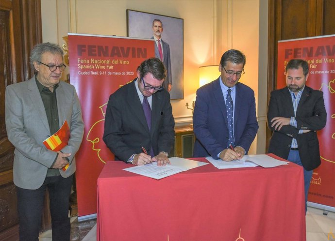 El presidente de la Diputación provincial, José Manuel Caballero, y el presidente de la Cámara de Comercio de Ciudad Real, José Luis Ruiz, han firmado un convenio