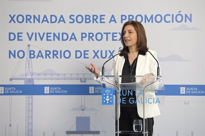 Archivo - La conselleira de Medio Ambiente, Territorio e Vivenda, Ángeles Vázquez, en la inauguración de la jrnada sobre promoción de vivienda protegida en el barrio de Xuxán