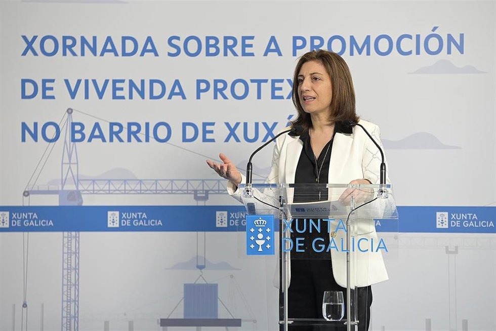 Archivo - La conselleira de Medio Ambiente, Territorio e Vivenda, Ángeles Vázquez, en la inauguración de la jrnada sobre promoción de vivienda protegida en el barrio de Xuxán