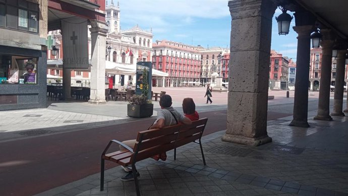 El Ayuntamiento de Valladolid instala más de 500 bancos nuevos en los barrios y en varias calles del centro de la ciudad