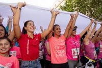 Carolina Marín participa en el despliegue de un lazo rosa gigante en la Carrera de la Mujer de Madrid