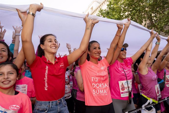 Carolina Marín participa en el despliegue de un lazo rosa gigante en la Carrera de la Mujer de Madrid