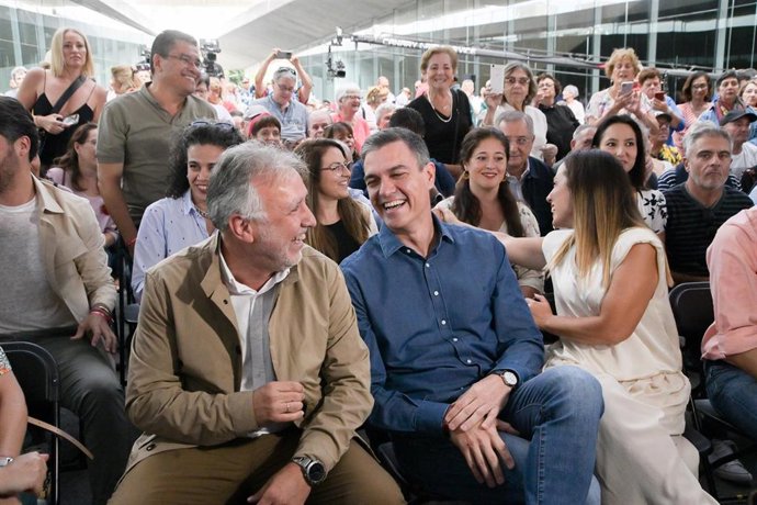 El presidente del Gobierno de España y secretario general del PSOE, Pedro Sánchez (2i), y el secretario general del PSOE Canarias y presidente del Gobierno de Canarias y candidato a la reelección, Ángel Víctor Torres (1i), durante un acto de precampaña 