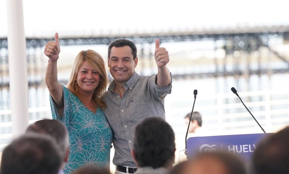 La candidata del PP a la alcaldía de Huelva, Pilar Miranda, y el presidente del PP-A y de la Junta, Juanma Moreno, en el acto de presentación de candidatos del PP`en la provincia de Huelva para las elecciones locales del 28 de mayo.