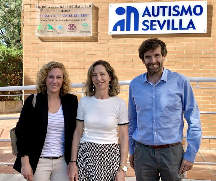 La candidata a la Alcaldía de Sevilla por la confluencia impulsada por Podemos e Izquierda Unida, Susana Hornillo,  con la presidenta y el director general de Autismo Sevilla, Mercedes Molina y Marcos Zamora