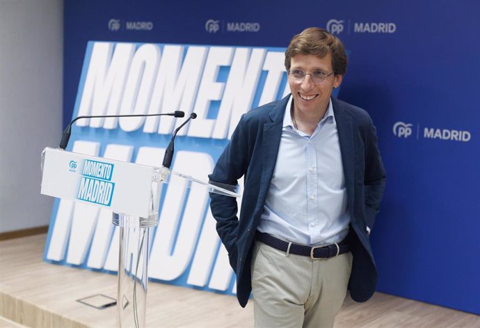 El alcalde de Madrid y candidato del PP para la reelección, José Luis Martínez Almeida, durante la reunión con los miembros de la lista con la que concurrirá a las elecciones municipales.