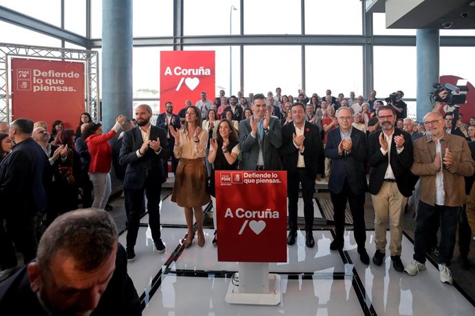 La candidata a la reelección como alcaldesa de A Coruña, Inés Rey (3i), el secretario general del PSOE y presidente del Gobierno, Pedro Sánchez (c), y el secretario general del PSdG-PSOE, Valentín Formoso (4d), durante un acto del PSdeG-PSOE, en A Coruñ