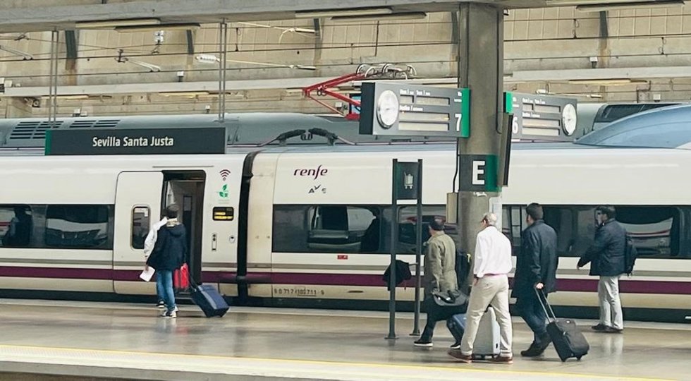 Archivo - Más de 189.000 plazas en los trenes AVE de Sevilla, Córdoba y Málaga para viajar en Semana Santa