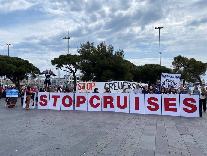 Manifestantes contra los cruceros este domingo en Barcelona