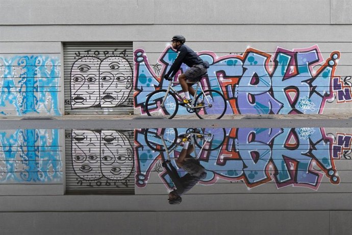 Un hombre con una bicicleta en Santiago de Chile