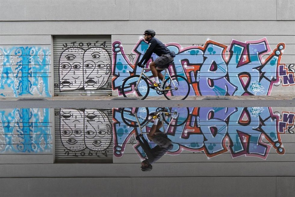 Un hombre con una bicicleta en Santiago de Chile