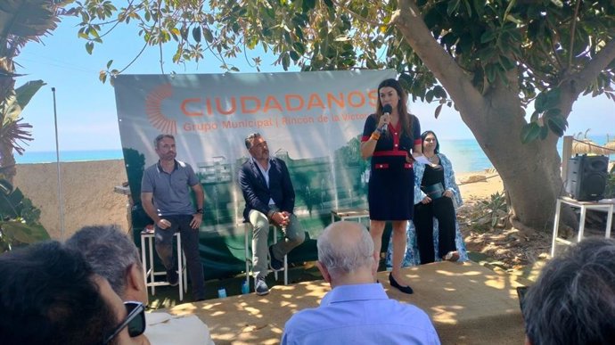El diputado y viceportavoz de Ciudadanos, Guillermo Díaz; el presidente de CS Andalucía, Andrés Reche, y la candidata de Ciudadanos a la Alcaldía de Rincón de la Victoria, Ana Belén Palomo, en un acto.