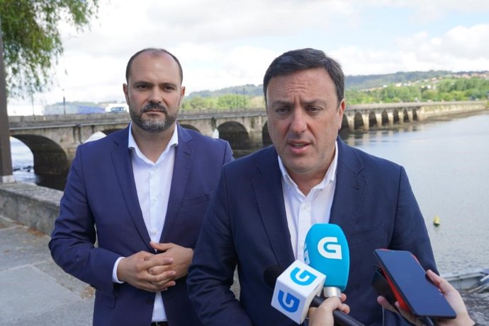 El secretario xeral del PSdeG, Valentín González Formoso, atiende a los medios de comunicación en Pontedeume (A Coruña).