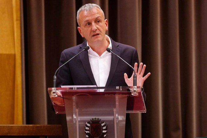 Archivo - El portavoz del grupo municipal de Podemos en el Ayuntamiento de Zaragoza, Fernando Rivarés