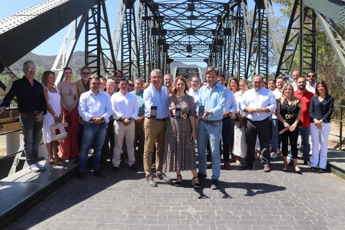 El secretario general del PP andaluz, Antonio Repullo; la presidenta del PP de Málaga, Patricia Navarro, y el presidente de la Diputación de Málaga, Francisco Salado, presentan el programa marco de la formación provincial de cara al 28M