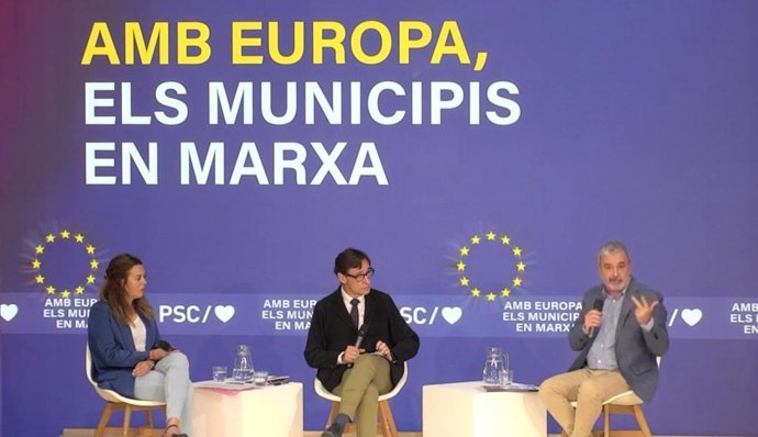 La secretaria de Política Europea e Internacional del PSC, Laura Ballarín; el líder del PSC, Salvador Illa, y el candidato del PSC a la alcaldía de Barcelona, Jaume Collboni, en el acto 'Amb Europa, els municipis en marxa'.
