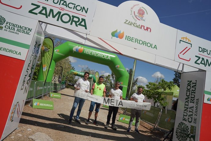 Ignacio Antolin, responsable de Relaciones Institucionales de Iberdrola en Castilla y León; Raúl Vara, presidente de la Asociación Corriendo con el Corazón por Hugo; y los alcaldes de Ricobayo, Andrés Barroso, y Muelas del Pan, Luis