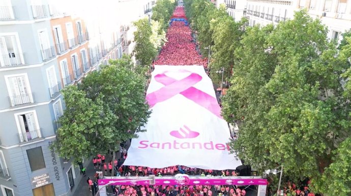 Una 'marea rosa' de 32.000 corredoras inunda Madrid en la Carrera de la Mujer Central Lechera Asturiana