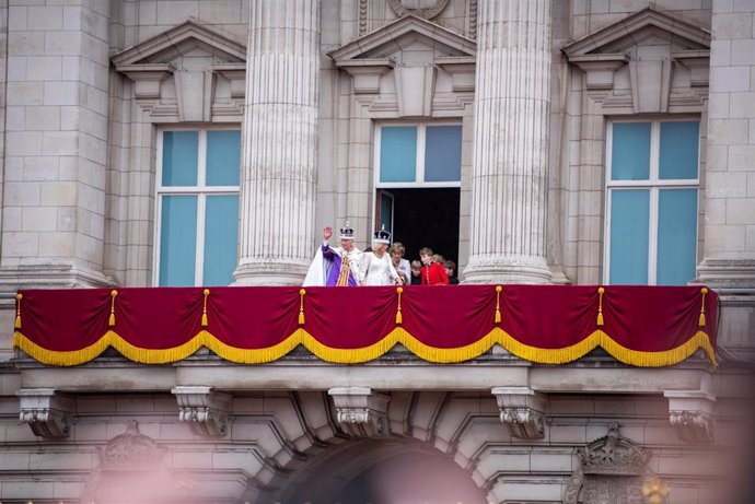 Carlos III y Camila saludan desde el balcón del Palacio de Buckingham tras su coronación