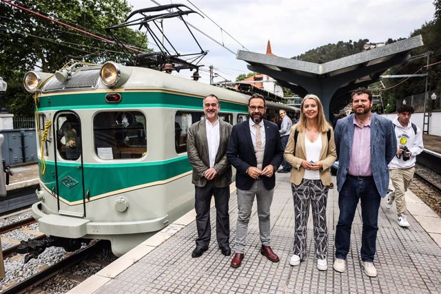 El conseller de Territori, Juli Fernàndez, y el presidente de FGC, Toni Segarra, han realizado este domigo una de las seis primeras circulaciones del 'Tren Granota'