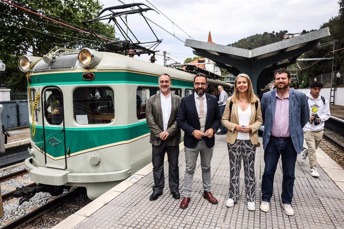 El conseller de Territori, Juli Fernndez, y el presidente de FGC, Toni Segarra, han realizado este domigo una de las seis primeras circulaciones del 'Tren Granota'
