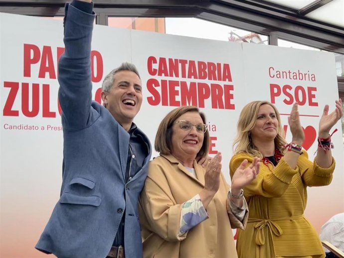 El secretario general del PSOE y candidato autonómico, Pablo Zuloaga; la alcaldesa y candidata a la reelección, Charo Losa, y la secretaria de Organización del partido, Noelia Cobo