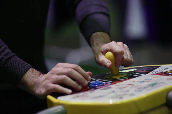 Archivo - Un hombre con un videojuego en una feria de 'e-sports'