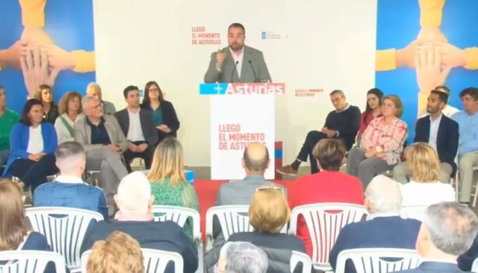 Adrián Barbón durante la presentación de la candidatura del PSOE de Llanes.