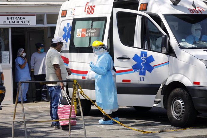 Archivo - April 23, 2020, Lima, Peru: A health worker wearing protective clothing waits in an ambulance outside the emergency of the hospital Jose Casimiro Ulloa during the spread of the new coronavirus disease, COVID-19 in Miraflores.