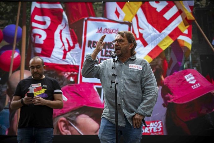 Els secretaris generals d'UGT i CCOO Catalunya, Camil Ros (d) i Javier Pacheco (e)