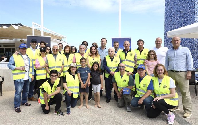 El consejero de Medio Ambiente, Guilermo Blanco, participa en una jornada de concienciación ambiental organizada por  Rotary Internacional en la playa de La Concha de Suances