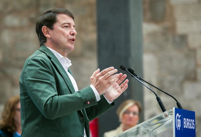 El presidente del PP de Castilla y León, Alfonso Fernández Mañueco, interviene en un acto de precampaña, en el Monasterio de San Juan, a 6 de mayo de 2023, en Burgos, Castilla y León (España).
