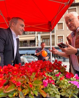 El candidato de Ciudadanos, Manuel Iñarra en Cangas de Onís.