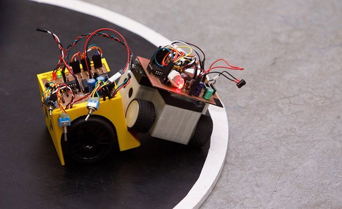 Archivo - Un robot de minisumo expulsa a otro del tatami en una de las competiciones celebradas en la UPNA.