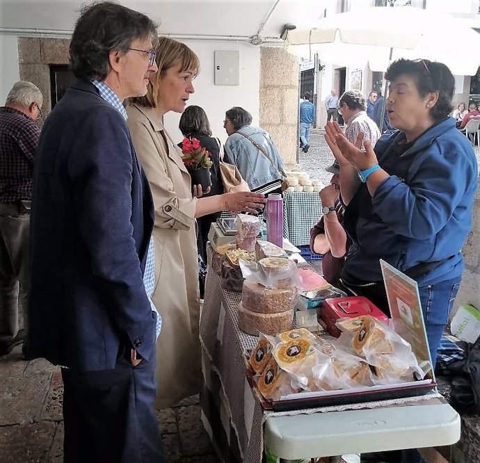 La candidata de Podemos a la presidencia del Principado, Covadonga Tomé visita el mercado de Cangas de Onís.