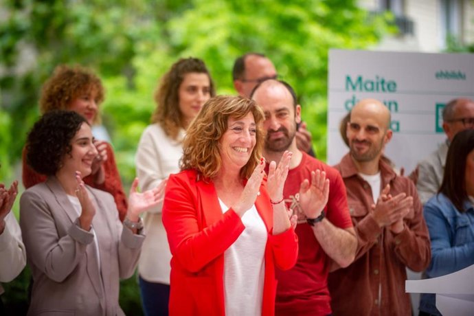 La candidata de EH Bildu a diputada general de Álava, Eva Lopez de Arroyabe, en Amurrio