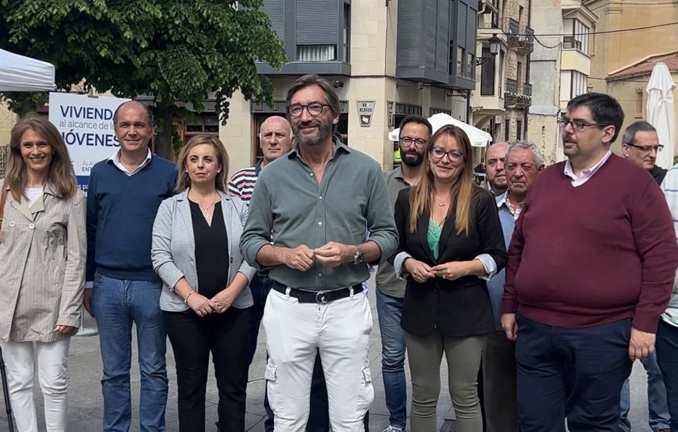 El candidato del PP a diputado general de Álava, Iñaki Oyarzabal, este domingo en Oyón